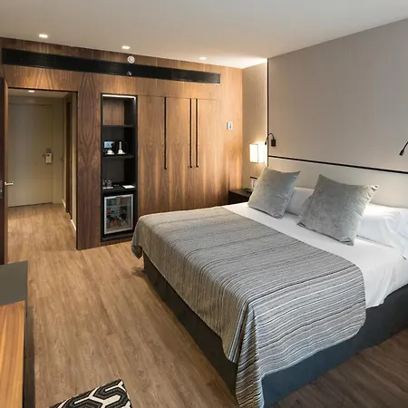 מלון Catalonia Plaza 4*