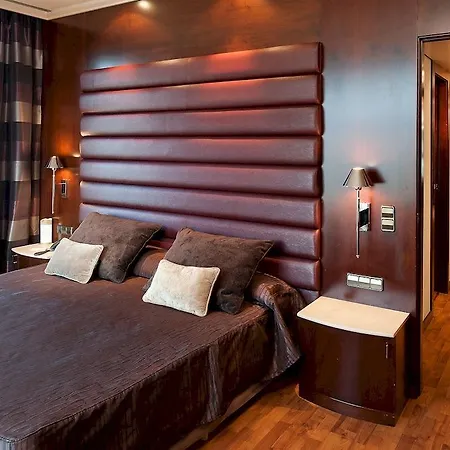 מלון Catalonia Plaza 4*